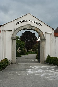 Schloss Weinzierl, entrance.jpg