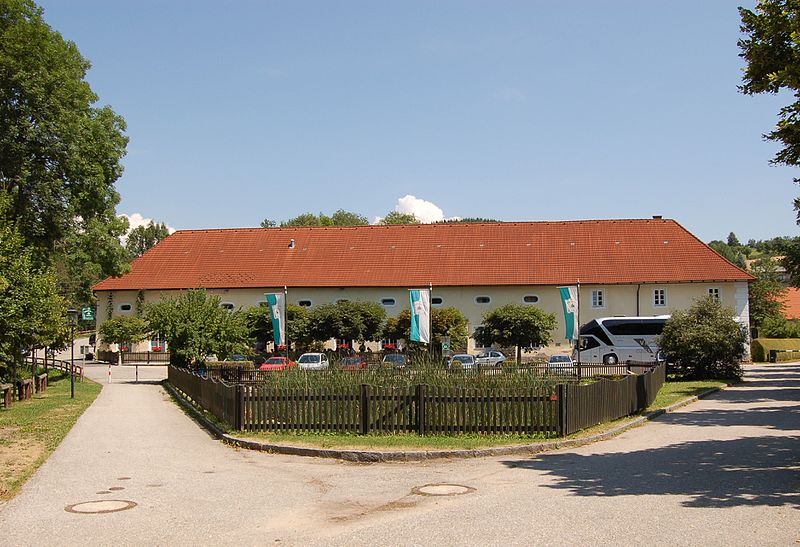 File:Schlossbrauerei Weinberg Außen 03.jpg