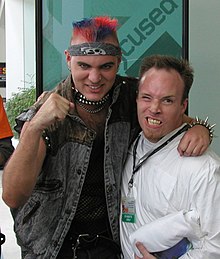 Шонбэби (слева) на E3 в 2003 году с фанатом