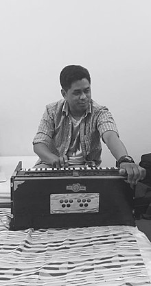 Shailesh Shrestha Harmonium ile prova yapıyor.