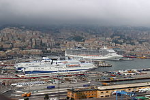 Schiffe im Hafen von Genua