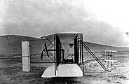 Alkuperäinen Wrightin lentokone vuodelta 1903 sivusta katsottuna.
