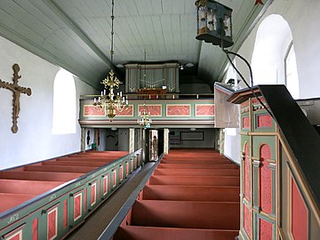 Kyrkorummet mot orgelläktaren.