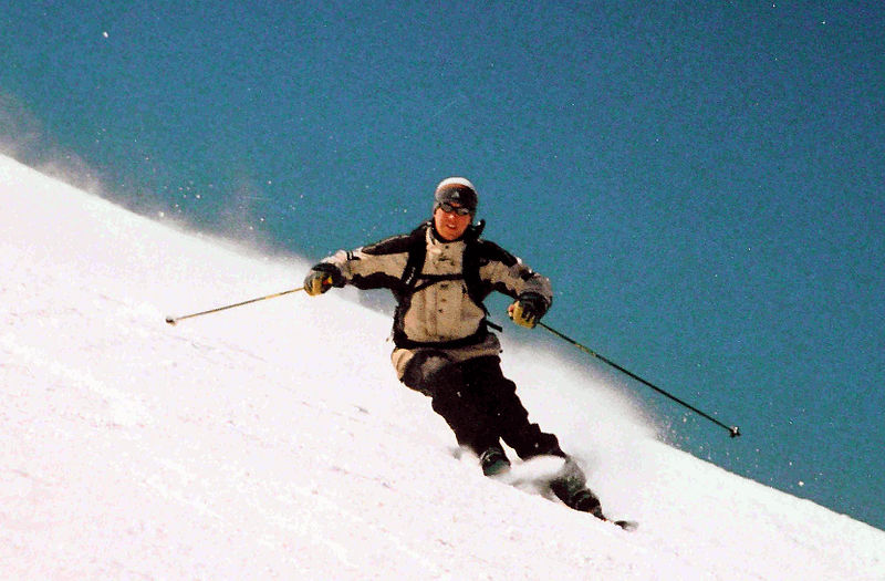 Tiedosto:Skier-carving-a-turn.jpg