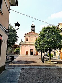 La chiesa immortalata dalla piazzetta antistante.