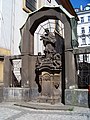 Kubistický portikus barokní sochou sv. Jana Nepomuckého u paláce Diamant