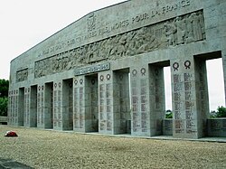 A view of the war memorial St Quentin AAA.JPG