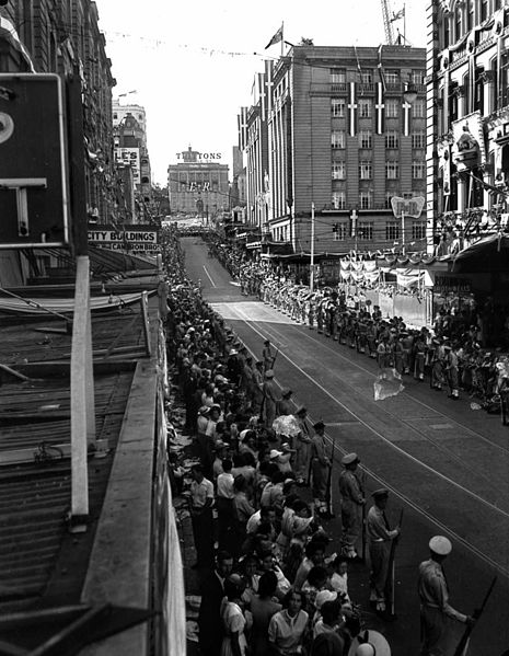 File:StateLibQld 1 106272 Crowds line Edward Street waiting for a glimpse of Queen Elizabeth and Prince Philip, Brisbane, March 1954.jpg