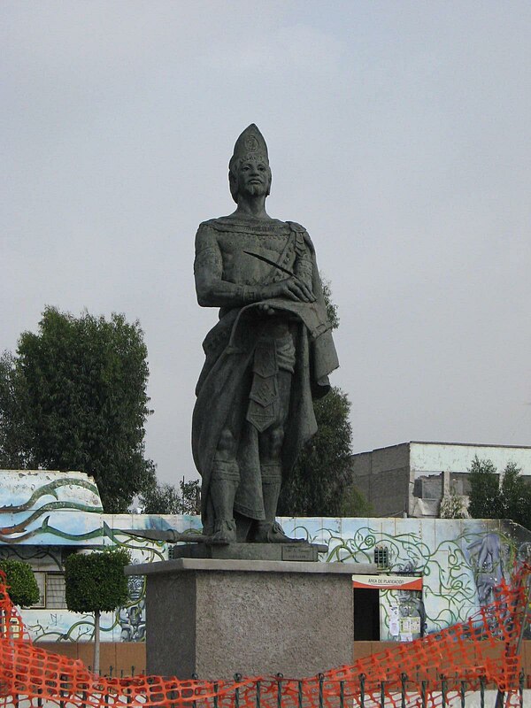 Statue of Nezahualcóyotl in the main plaza