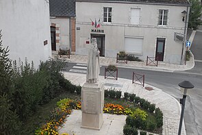 Statue et mairie La Ferté.jpg