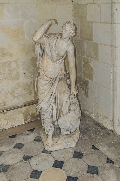 File:Statue in the Gallery of prints of the Castle of Valencay 01.jpg