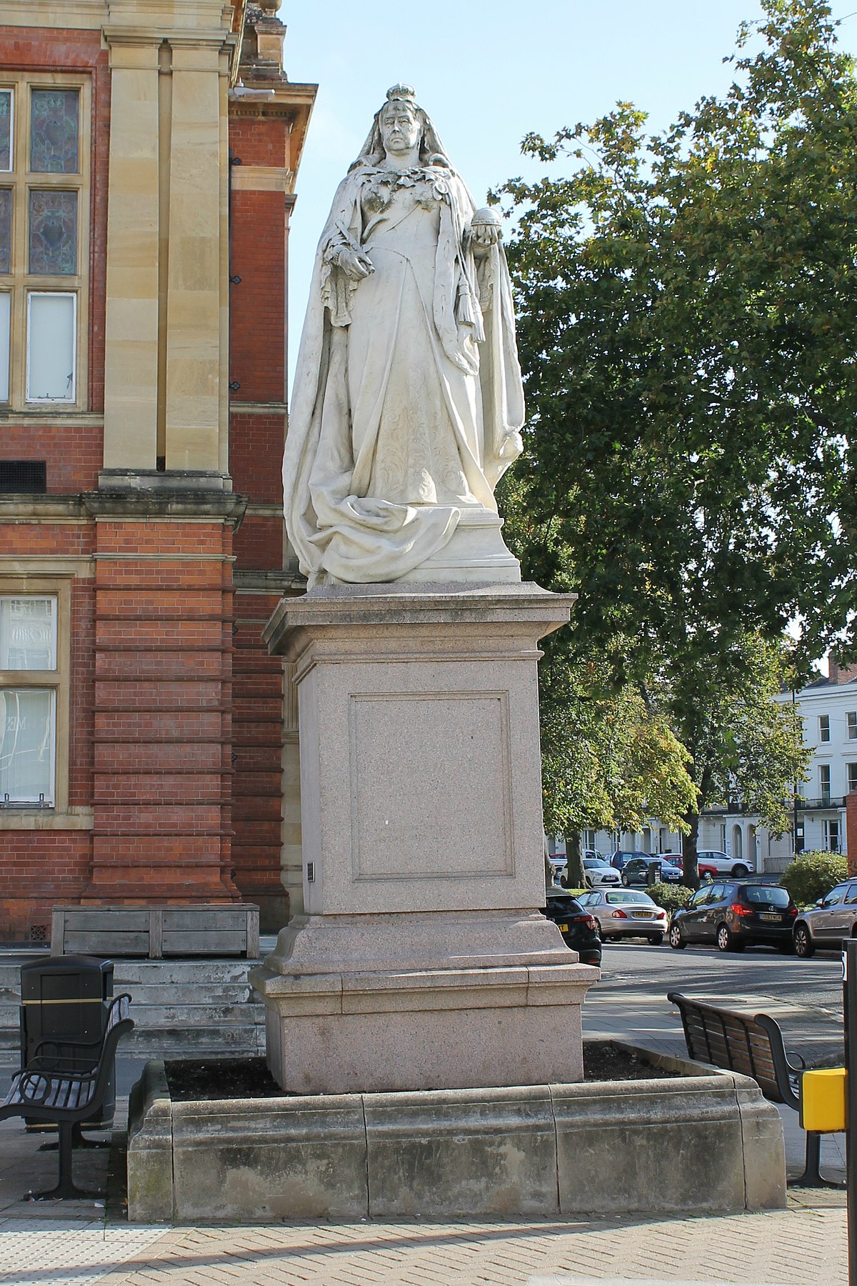 Statue of Queen Victoria, Kensington Palace - Wikiwand