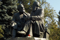 Statue di Karl Marx (1818-1883) e Friedrich Engels.png