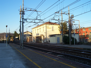 Stazione Cantu Cermenate lato binari 2007.png