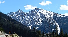 Karayolu 20.jpg'den görülen Kuzey Cascades'teki Stiletto Zirvesi
