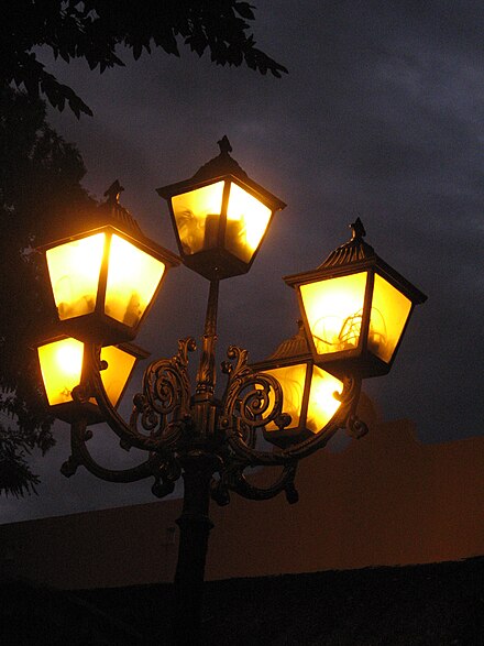 440px-StreetLamps.jpg