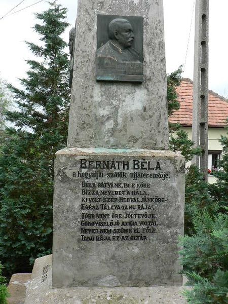 File:Tállya Bernáth Béla emlékmű.jpg