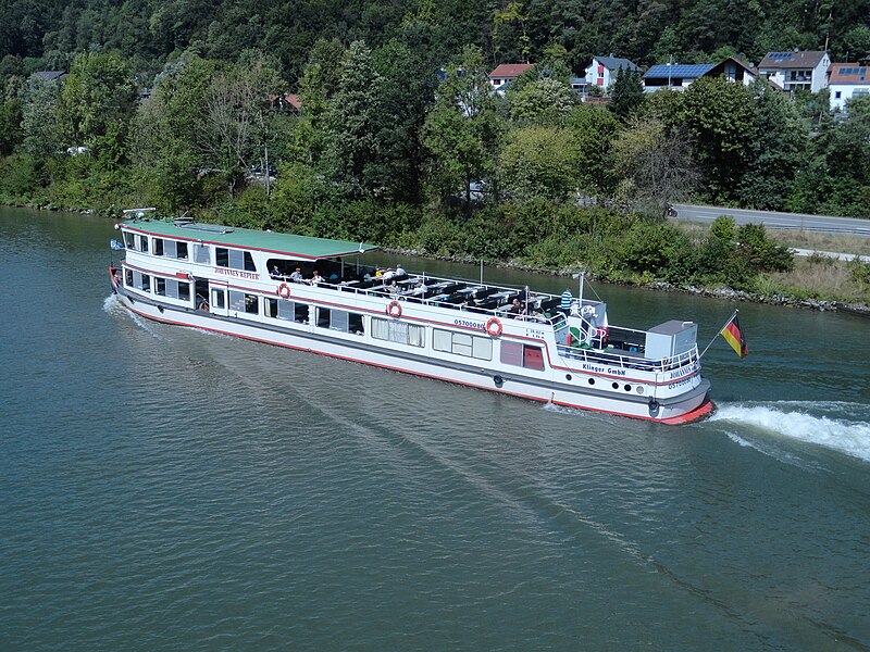 File:Tagesausflugsschiff Johannes Kepler in Bergfahrt auf dem Main-Donau-Kanal bei Essing 01.JPG