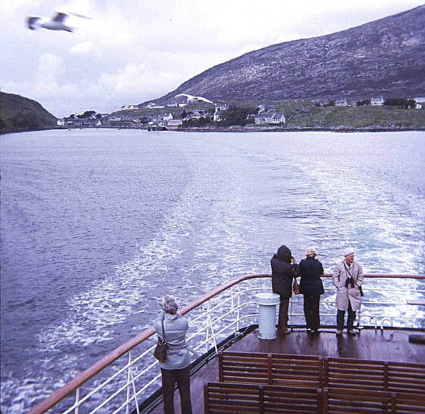 File:Tairbeart ferry heading out - geograph.org.uk - 625738.jpg