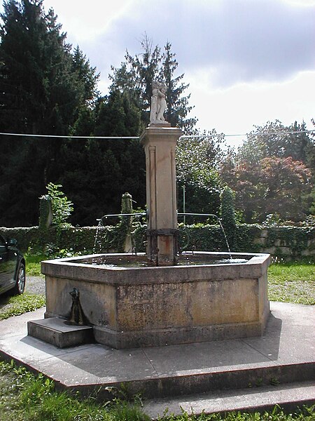 File:Talheim-unteres-schloss-brunnen.JPG