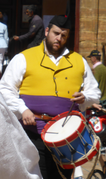 Tamborileiro dunha banda de gaitas asturiana empregado o tambor militar asturiano[7].
