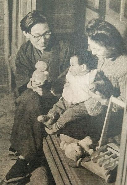 File:Tanikawa Yasutaka with his family.JPG