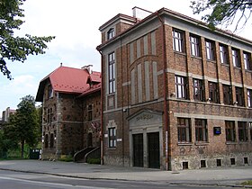 Szkolny budynek, w którym mieściła się szkoła zarządzana przez J. Chrząszcza. Wyższe skrzydło wybudowano z jego inicjatywy.
