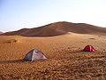 Zwei einsame Camping-Zelte in der Sahara