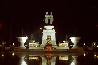 Monument to Thao Thep Kasattri and Thao Sri Sunthon in the Phuket Province, Thailand. Thao Thep Kasattri and Thao Sri Sunthon.jpg