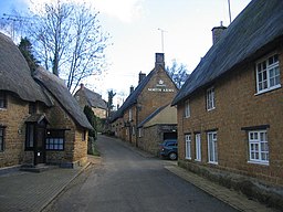 Vy österut längs gatan Mills Lane i centrala Wroxton.