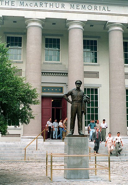 File:The Statue of US Army General Douglas MacArthur at the entrance to The MacArthur Memorial, located in Norfolk, VA - DPLA - 81e1c69fd99597fd0720e73f49d30b56.jpeg