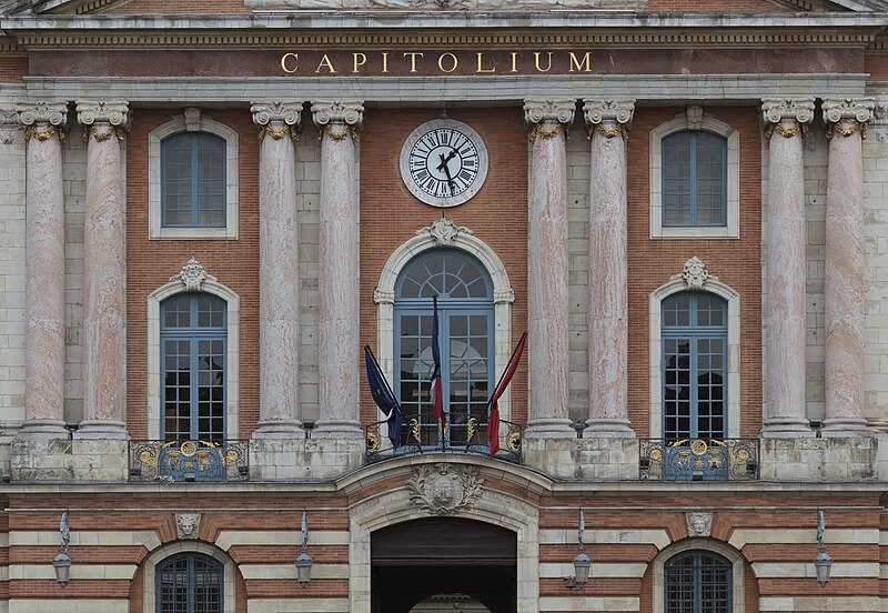 File:Toulouse - Drapeaux en bernes place du Capitole - 2012-03-22.jpg