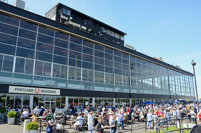 File:Trackside view of Portland Meadows grandstand and outdoor eating area.jpg