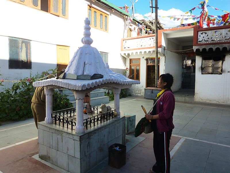 File:Trilokinath temple courtyard.jpg