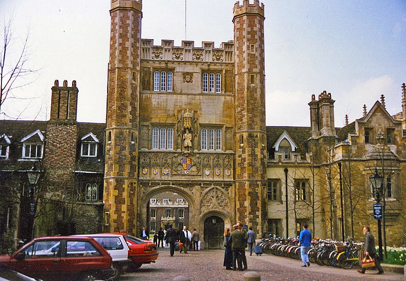 File:Trinity College Great Gate , Cambridge, England - panoramio.jpg