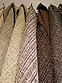 Gwahanol ffabrig tweed ar fachau