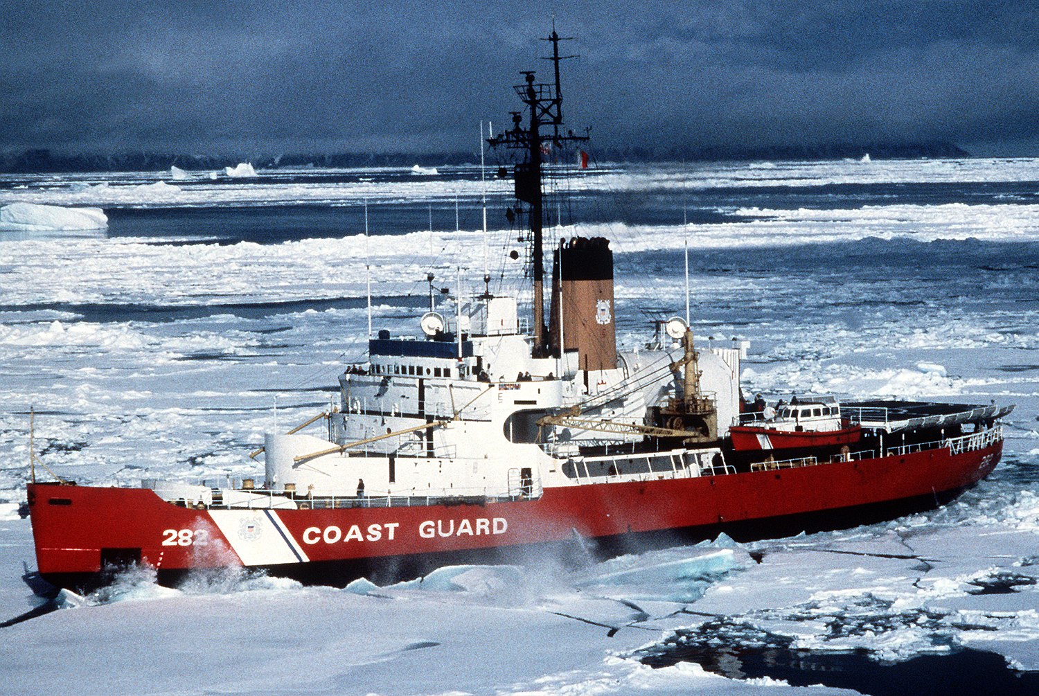 CCGS Louis S. St-Laurent - Wikipedia