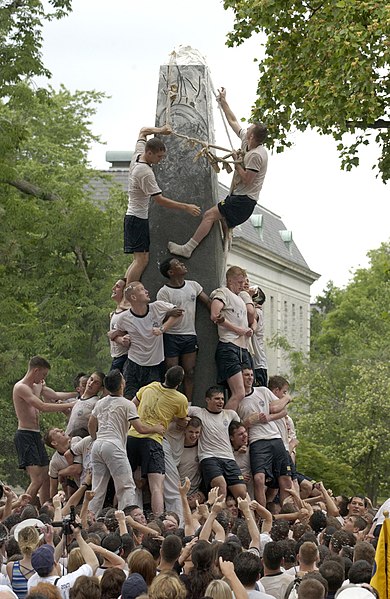 File:US Navy climbing pillar 040520-N-9693M-012.jpg