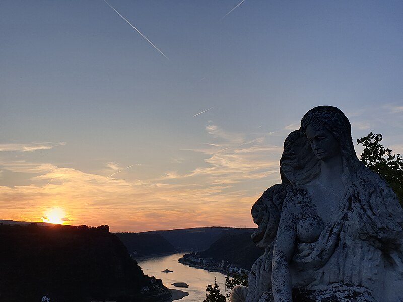 File:Uitzicht vanaf de Loreley Freilichtsbühne tijdens het Night of the Progfestival 2022.jpg