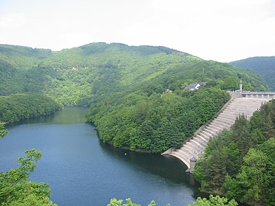 Überlauf der Urftstaumauer (rechts) mit Obersee (Vorsperre der Rurtalsperre)