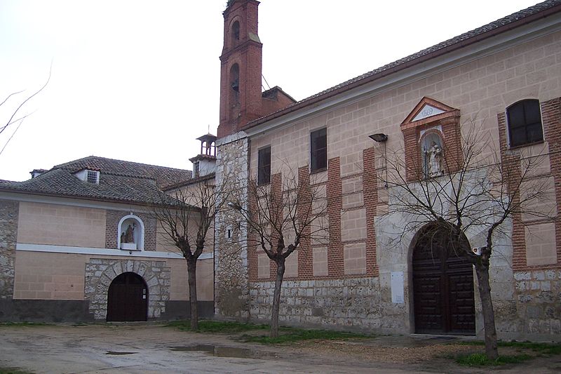 File:Valladolid Convento Santa Teresa patio lou.jpg