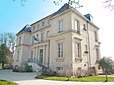 Façade nord et entrée principale de la mairie de Verson dans le Calvados.