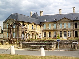 Villers-sous-Saint-Leu (60), château-mairie, rue de l'Église.jpg