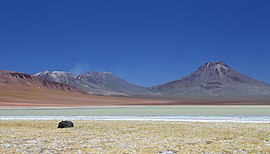 Volcanos Lascar سمت چپ و Aguas Calientes right.jpg