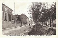 Sougères-en-Puisaye, vue de l'école des filles et de la promenade