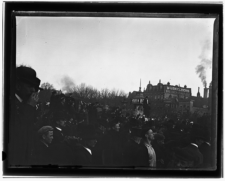 File:Weesperplein, foto 3 Jacob Olie (max res).jpg