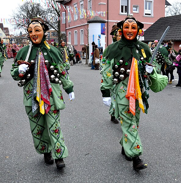 File:Weingarten Narrensprung 2011 Plätzlerzunft Schlösslenarren 2.jpg