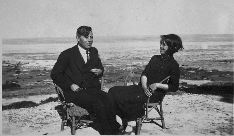 File:William James Nomchong and Ellen Nomchong, overlooking the ocean, Clovelly, N.S.W., 1927 . (8445903573).jpg