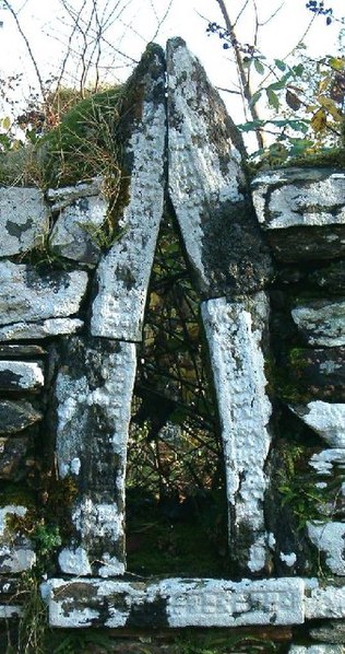 File:Window detail from well-house at St Columba's Chapel, Kilneuair, Argyll - geograph.org.uk - 72353.jpg