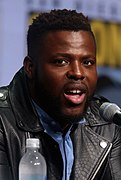 Winston Duke interpreta Em Baku.